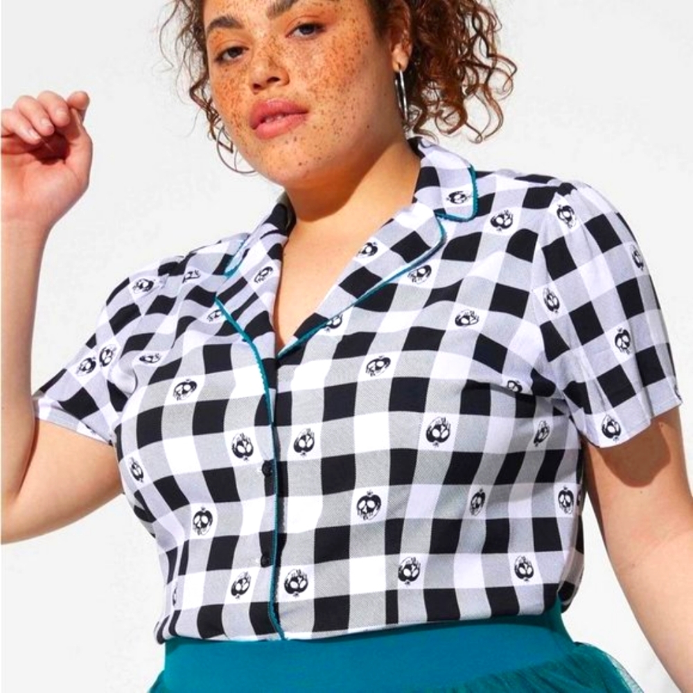 ❤️NWT TORRID BLOUSE - DISNEY VILLAINS POISON APPLE RETRO BUTTON TOP